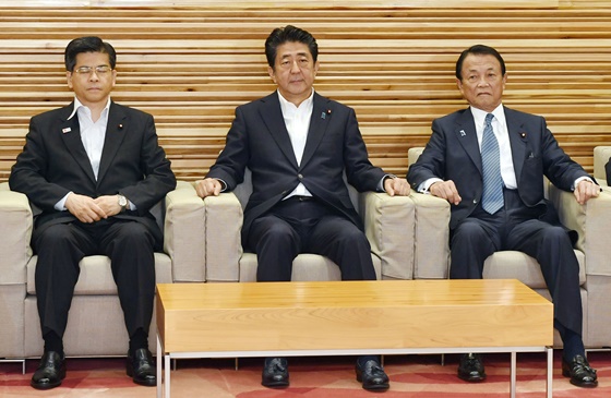 2일 오전, 일본 정부는 아베 신조 일본 총리(사진 가운데) 등 주요 부처 장관이 참석한 가운데 각의를 열어 한국을 '화이트리스트(전략물자 수출심사 우대국)'에서 제외하는 내용을 담은 시행령 개정안을 의결했다/사진=로이터