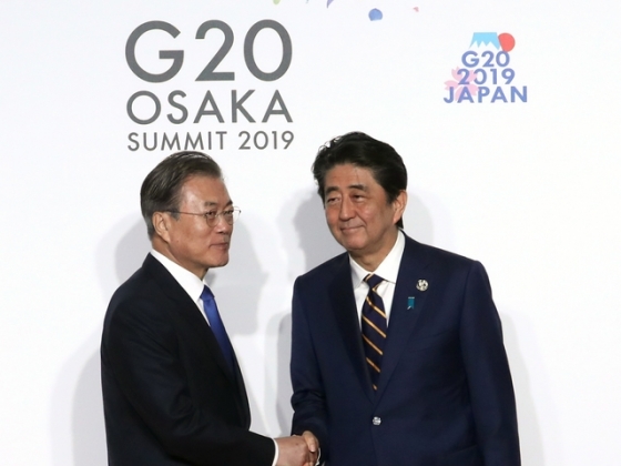 문재인 대통령이 지난달 28일 일본 오사카 국제컨벤션센터 인텍스오사카에서 열린 G20 정상회의 공식환영식에서 아베 신조 일본 총리와 악수하고 있다./사진=뉴시스
