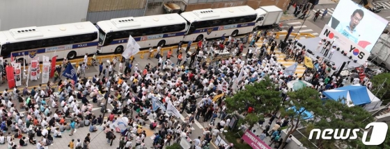 3일 오후 서울 종로구 구 일본대사관 앞에서 열린 아베 규탄 시민행동 일본 경제보복 규탄집회에서 시민들이 김종대 정의당 의원 발언을 듣고 있다. /사진=뉴스1
