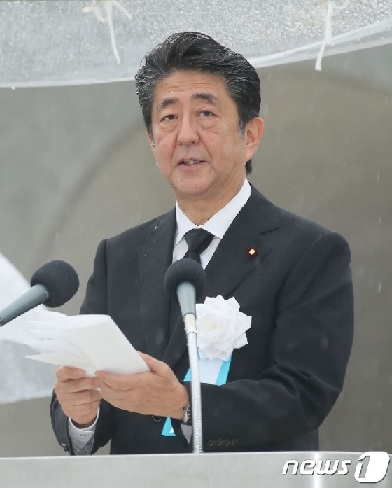 아베 신조 일본 총리가 6일 히로시마 평화 기념공원에서 원폭 희생자 위령식에 참석, 인사말하고 있다.  © AFP=뉴스1