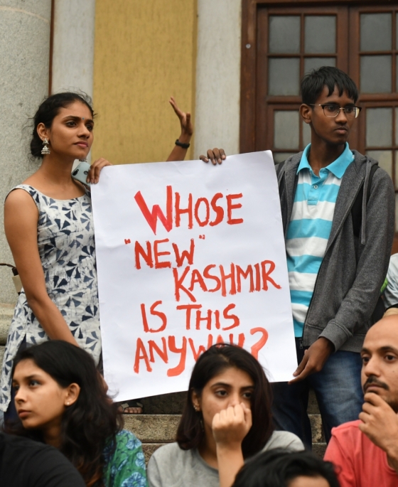 5일(현지시간) 인도 정부의 카슈미르 자치권 취소에 반발하는 인도 시민들. /사진=AFP