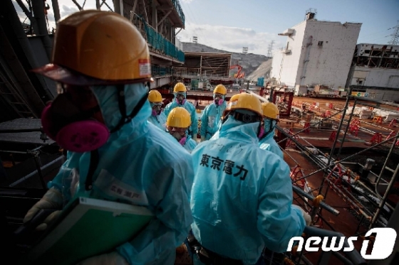 지난 2011년 동일본대지진 당시 폭발사고를 일으킨 후쿠시마 제1원자력발전소에서 작업 중인 도쿄전력 직원들 <자료사진> © AFP=뉴스1