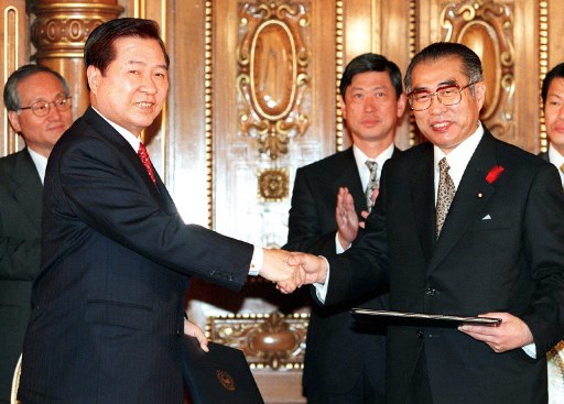 1998년 10월 일본 오사카에서 한일공동선언을 발표한 뒤 악수하고 있는 김대중 대통령(왼쪽)과 오부치 게이조 일본 총리(오른쪽)/사진=AFP<br>