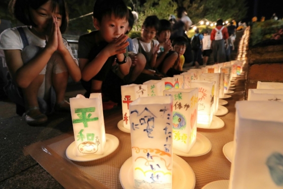 8일 저녁 일본 나가사키 평화공원에서 아이들이 초를 켜고 평화를 기원하고 있다.  /사진=AFP