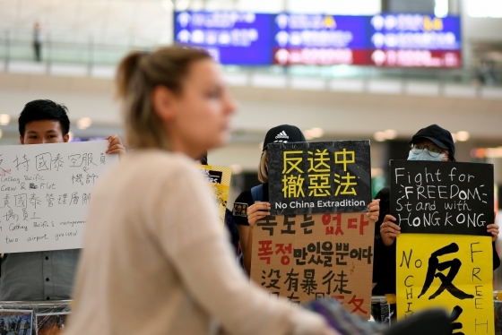 홍콩국제공항 입국장에서 송환법 반대 시위대들이 각국 언어로 된 플래카드를 들고 세계인의 관심을 촉구하고 있다. /사진=AFP