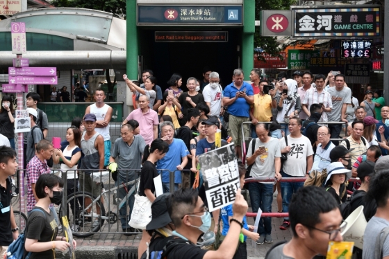 홍콩 삼수이포 지하철 역 주변에서 송환법 반대 시위대들이 속속 집결하고 있는 모습. /사진=AFP