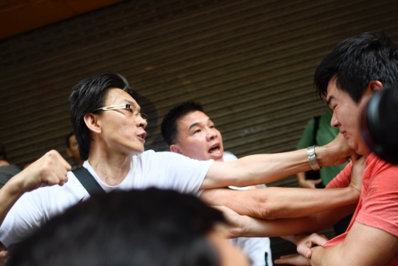 11일(현지시간) 흰옷을 입은 친중국 성향의 사람들이 반정부 시위 참가자를 주먹으로 때리려 하고 있다. /사진=AFP통신