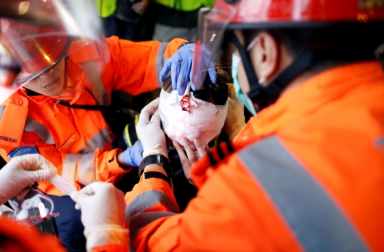11일(현지시간) 홍콩 경찰이 쏜 탄환에 눈을 맞은 한 여성 시위 참가자가 구급대원으로부터 치료를 받고 있다. /사진=로이터