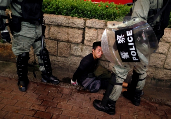 11일(현지시간) 홍콩 경찰에 붙잡힌 한 시위대. /사진=로이터통신