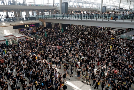 12일 홍콩 국제공항에서 진행된 대규모 시위. /사진=로이터