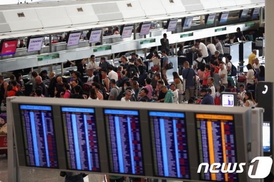 13일(현지시간) 운항이 중단됐던 홍콩 국제공항이 운항을 재개하자 탑승객들이 길게 줄을 서 있다. /사진=뉴스1