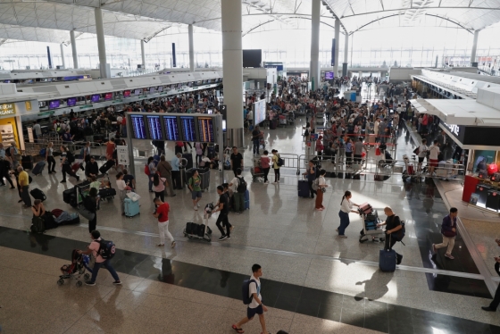 항공편 결항으로 붐비는 홍콩 국제공항의 모습. /사진=로이터