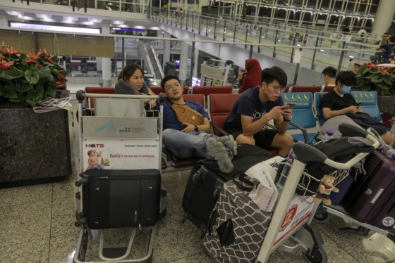 비행 일정이 언제 재개될 지 알 수 없어 공항에 체류 중인 승객들. /사진=AFP