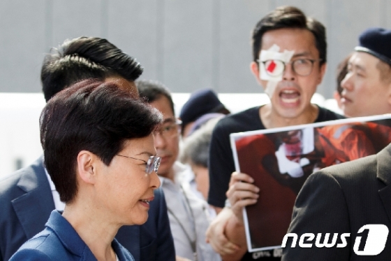 [사진] 람 홍콩 행정장관에게 항의하는 안대붙인 시민
