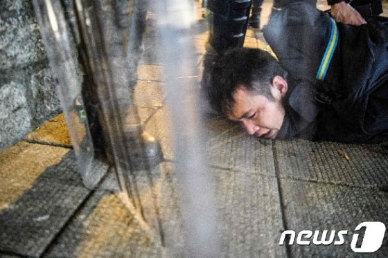 지난 11일(현지시간) 범죄인 인도법(송환법) 완전 철폐 등을 요구하는 홍콩 시위대가 진압경찰에게 체포되고 있다. © AFP=뉴스1 © News1 우동명 기자