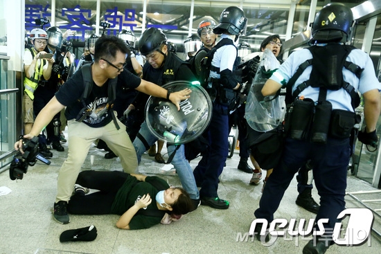 14일(현지시간) 홍콩의 시위 진압 경찰이 국제공항에 진입해 시위대와 충돌하고 있다./ 사진=뉴스1
