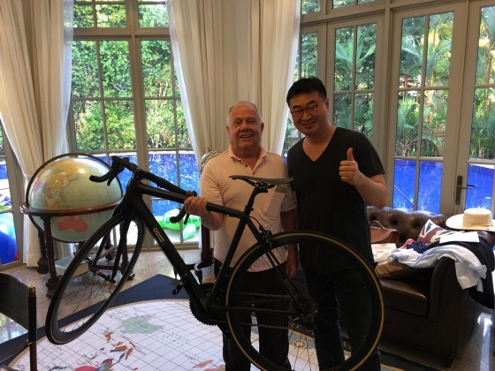 스탠다드그래핀이 만든 '그래핀 자전거'를 들고 있는 세계적인 투자가 짐 로저스 회장(왼쪽)과 이정훈 스탠다드그래핀 대표