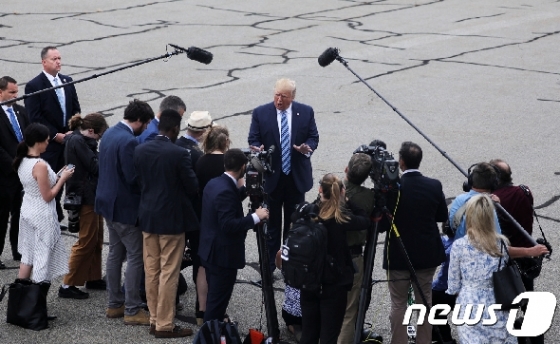 [사진] 취재진에 둘러싸인 트럼프 대통령