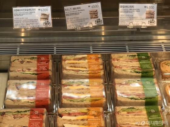 꿈나무카드 가맹점인 종로구의 한 제과점에서는 샌드위치 가격이 6300원이다./사진=류원혜