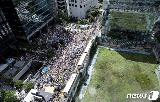 [사진] 평화로 가득 메운 1400차 수요집회 참가자들