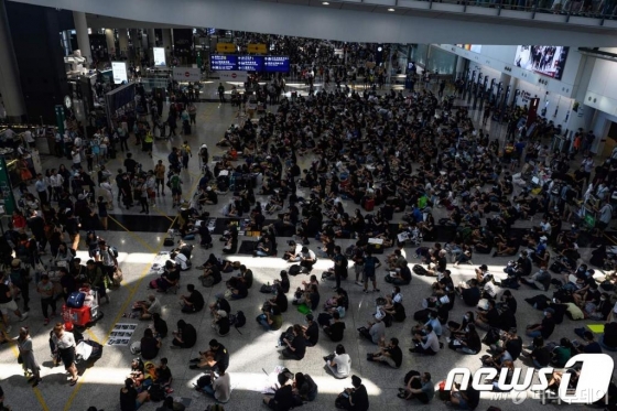 (홍콩 AFP=뉴스1) 우동명 기자 = 13일 (현지시간)  송환법에 반대하는 홍콩 시위대가 홍콩 국제공항을 점거하고 집회를 열고 있다.   © AFP=뉴스1  <저작권자 © 뉴스1코리아, 무단전재 및 재배포 금지>