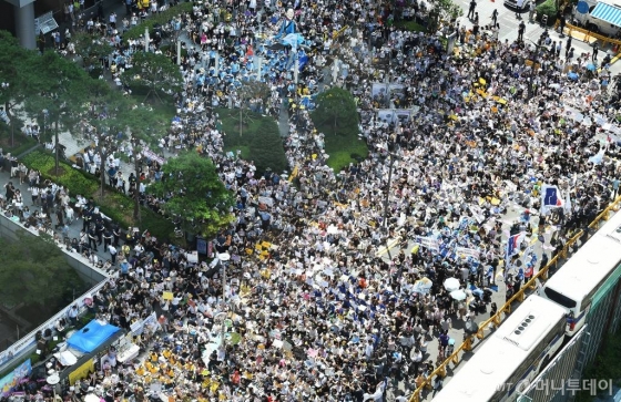 14일 오후 서울 종로구 옛 일본대사관 앞에서 열린 제 1400차 일본군 성노예제 문제 해결을 위한 정기 수요집회에 참석한 시민들이 피켓을 들고 있다. / 사진=김휘선 기자 hwijpg@