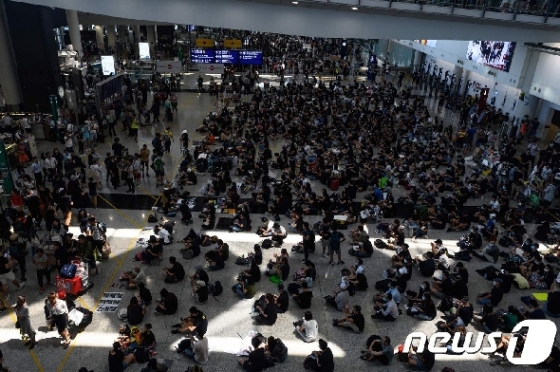 13일 (현지시간) 송환법에 반대하는 홍콩 시위대가 홍콩 국제공항을 점거하고 집회를 열고 있다. © AFP=뉴스1 © News1 우동명 기자
