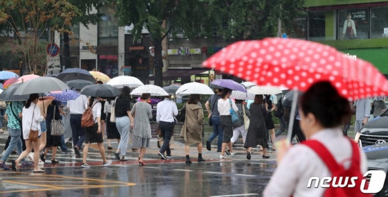 지난 12일 오전 서울 종로구 광화문네거리에서 우산을 쓴 시민들이 출근길 발걸음을 재촉하고 있다./사진=뉴스1