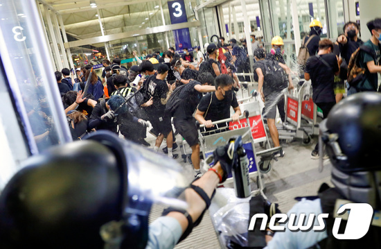 홍콩 국제공항에서 경찰과 시위대가 충돌하고 있다. © 로이터=뉴스1