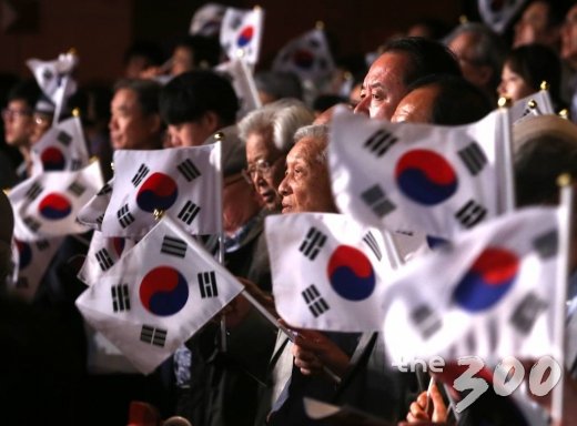 15일 오전 서울 세종문화회관에서 열린 '제72주년 광복절 경축식'에서 참석자들이 태극기를 흔들고 있다./사진=홍봉진 기자
