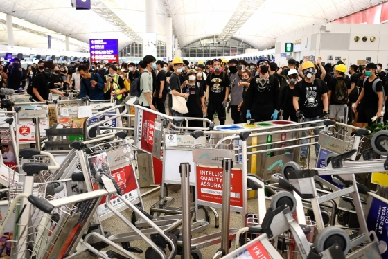 13일 홍콩국제공항에서 시위대가 경찰의 진입을 막기 위해 공항 카트를 위해 바리케이트를 쌓고 있다. /사진=AFP