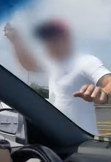 난폭운전을 한 뒤 항의하는 아반떼 운전자에게 다가와 폭행하려 하는 카니발 운전자 A씨./사진=유튜브 한문철 TV 영상 화면 캡쳐
