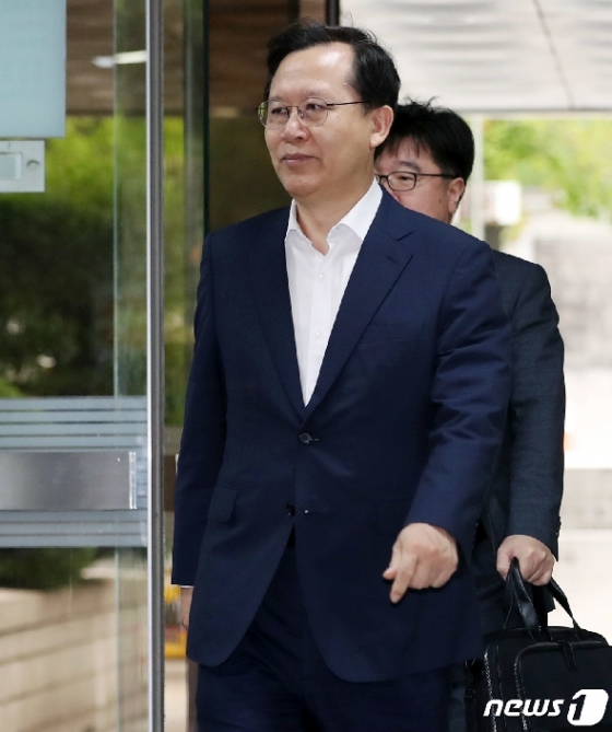 [사진] 법정 들어서는 박병대 전 대법관