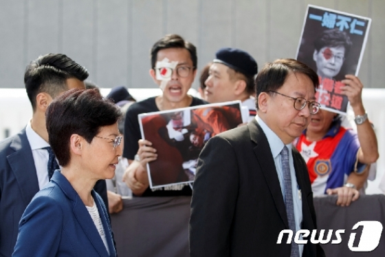 캐리 람 홍콩 행정장관(앞줄 왼쪽) <자료사진> © 로이터=뉴스1 © News1 우동명 기자