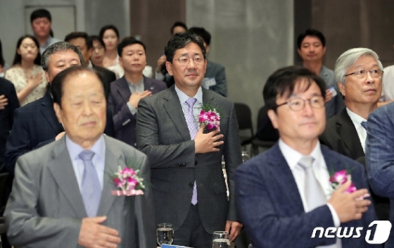 [사진] 국민의례하는 박양우 장관