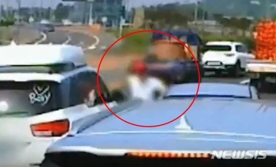 지난달 4일 제주시 조천읍한 도로 위에서 카니발 차량 운전자 A(32)씨가 주먹을 휘두르고 있다. 경찰은 A씨를 폭행 및 재물손괴 혐의로 입건해 조사 중이다./사진=뉴시스(유튜브 영상 캡처)