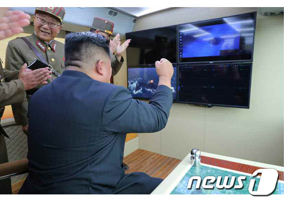 김정은 북한 국무위원장이 16일 새 무기 시범 사격을 지도하고 있다. /사진=노동신문© 뉴스1