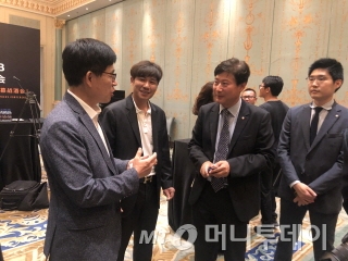 류대환 KBO 사무총장(왼쪽에서 3번째)이  한국 야구용품 업체 관계자들과 담소를 나누고 있다.