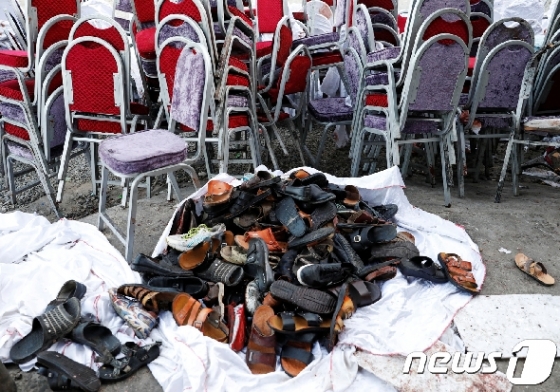 폭탄테러 희생자들의 신발. © AFP=뉴스1