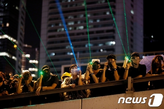 [사진] 정부건물 향해 레이저 포인터 겨누는 홍콩 시위대