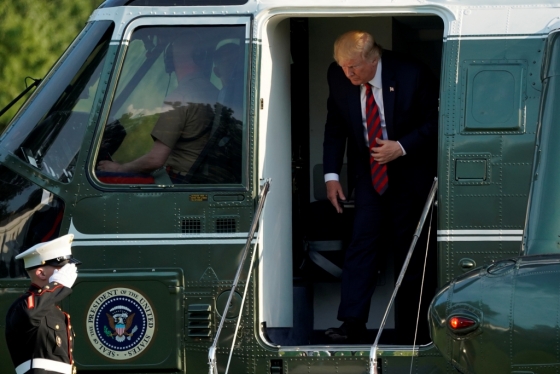 도널드 트럼프 미국 대통령이 18일(현지시간) 뉴저지주 베드민스터에 있는 골프장에서 여름휴가를 마치고 백악관으로 돌아오는 모습. /사진=로이터