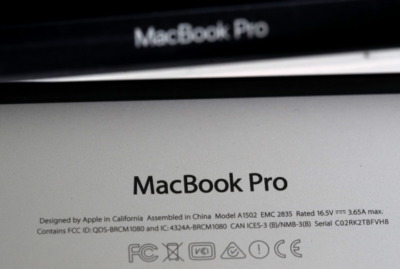 리튬이온 배터리를 사용하는 애플의 '15인치 맥북 프로' 노트북은 최근 배터리 발화 위험으로 리콜 대상이 됐다. /사진=AFP