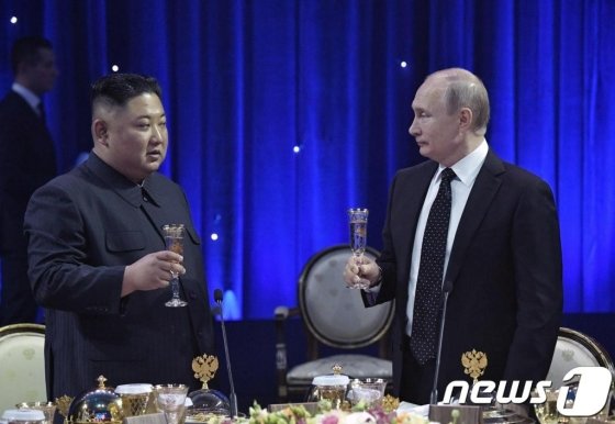 김정은 북한 국무위원장과 푸틴 러시아 대통령이 지난달 25일 러시아 블라디보스토크 극동연방대학에서 열린 북러 정상회담을 마친 뒤 가진 만찬에서 건배를 하고 있다 /AFP=뉴스1