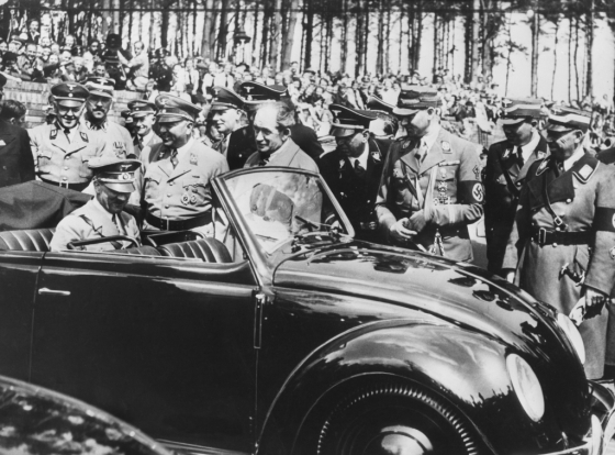 아돌프 히틀러가 폭스바겐의 '비틀'을 시승하고 있는 모습. 1937년 히틀러가 국민차 생산을 위해 세운 회사인 폭스바겐은 2차 대전 당시 독일군 전용 차량 생산을 위해 수용소에서 1만5000명가량을 강제 동원했다. /사진=AFP
