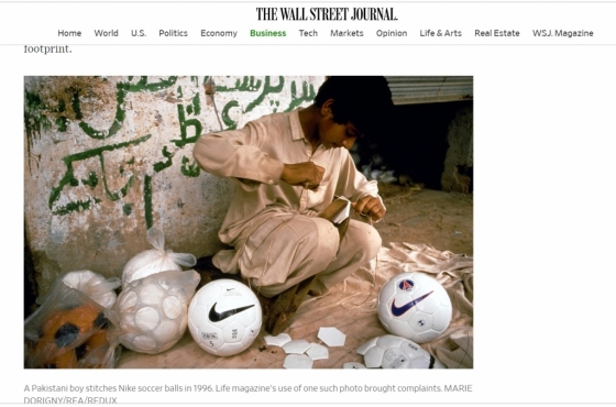 파키스탄의 한 소년이 나이키 로고가 새겨진 축구공을 꿰매고 있다. 1996년 이와 비슷한 사진이 미국 잡지 '라이프' 매거진에 실려 '아동착취 논란'을 일으켰고, 세계적인 불매운동을 불러왔다. /사진=월스트리트저널(WSJ) 캡쳐