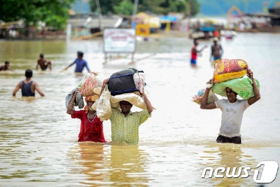 18일(현지시간) 인도 북부도시 알라하바드에서 강물이 범람해 주민들이 대피하고 있다. © AFP=뉴스1