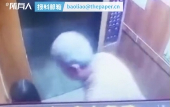 중국 한 아파트 엘리베이터에서 60대 남성이 6세 여아를 성추행하는 사건이 발생했다. 사진은 사건 당시 모습이 담긴 CCTV 캡처 화면/사진=사우스차이나모닝포스트