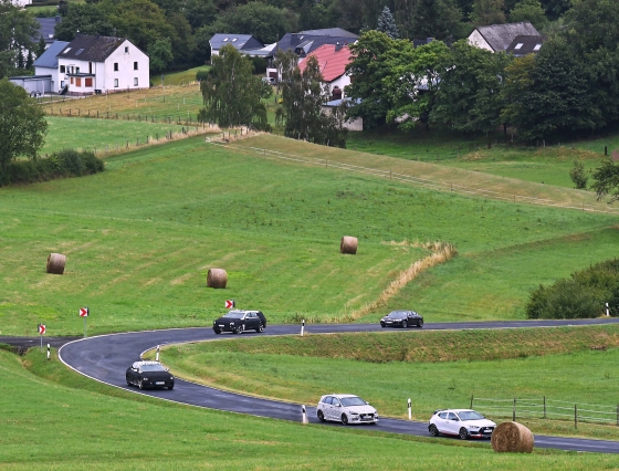 15일 (현지시간) 독일 라인란트팔트 주 뉘르부르크 일반 도로에서 연구개발 및 상품담당 임원들이 현대자동차·기아자동차가 개발 중인 테스트 차량들이 성능 점검을 하고 있다. / 사진제공=현대차