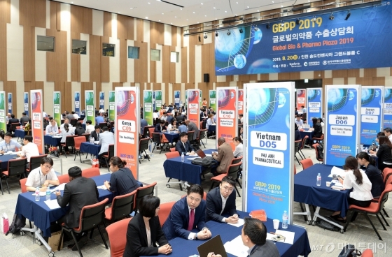20일 인천 송도컨벤시아에서 진행된 '2019 글로벌 의약품 수출상담회'에서 국내 참가기업과 해외 바이어들이 상담을 하고 있다./사진제공=KOTRA