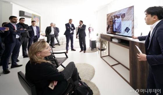 유럽 거래선 관계자들이 2019년형 LG 올레드 TV를 살펴보고 있다./사진제공=LG전자